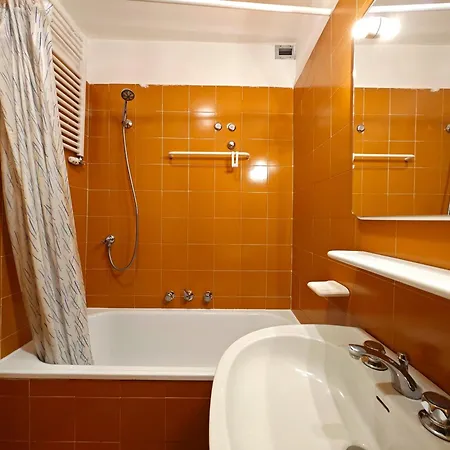 Hostdomus - Sansicario R8 *